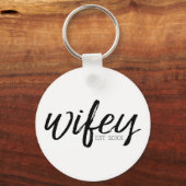 Porte-clés Wifey - Whimsical Black Calligraphy pour la mariée (Recto)