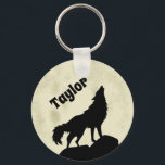 Porte-clés Wolf Howling at the Moon Illustration personnalisé<br><div class="desc">Montrez votre côté sauvage avec ce porte - clé personnalisé. Il présente une illustration en silhouette d'un loup en noir hurlant sur une lune jaune pâle, ce qui en fait un endroit parfait pour quiconque aime les animaux. Ce porte - clé est prêt à être personnalisé avec un nom ou...</div>