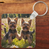 Porte-clés Yorkshire Terriers Jouer dans l'herbe (Verso)