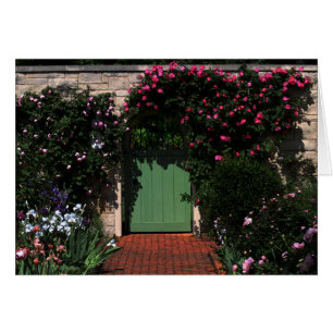 Porte de jardin verdoyante avec Roses