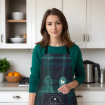 Porte de poche et tablier de tarte vert Plaid Faux<br><div class="desc">Tablier de poche de poche avant en motif écossais à faux couture. Design dispose d'un motif écossais vert mignon avec une fausse poche cousue à l'avant. Un fouet et une cuillère de coeur sortent de la poche faux avant. Sur l'avant de la poche remplacer par votre nom "Cuisine" qui est...</div>