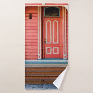 Porte et porche en bois peint rouge traditionnel,