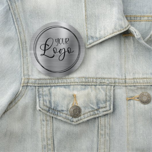 Porte-nom Argent métallique circulaire et logo noir (En situation)