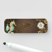 Porte-nom Arrière - plan en bois avec cheval de mer mécaniqu (En situation)