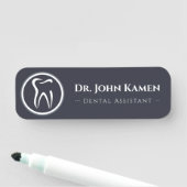 Porte-nom Assistant dentaire | Logo des dents (En situation)
