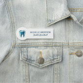 Porte-nom Assistant dentaire professionnel tendance blanc (En situation)