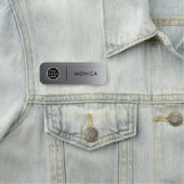 Porte-nom Balise de nom personnel de base du logo d'entrepri (En situation)