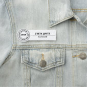 Porte-nom Balise Logo, Accent Gris, Nom Blanc (En situation)