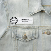 Porte-nom Balise Logo, Accent noir, Nom blanc (En situation)