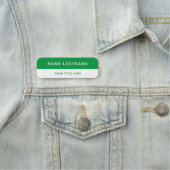 Porte-nom Basic Modern Bright Green White Title Pin Magnetic (En situation)
