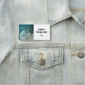 Porte-nom Beau loup gris dans une forêt foncée (En situation)