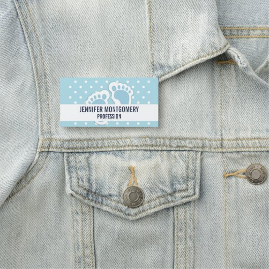 Porte-nom Bébé bleu mou Pieds de garçon (En situation)