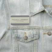 Porte-nom Beige moderne, Elégant Gris Profond : Chic profess (En situation)