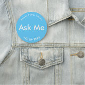 Porte-nom Bleu me demander boutons pour bénévoles magnétique (En situation)