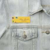 Porte-nom Boutons colorés couturier jaune (En situation)