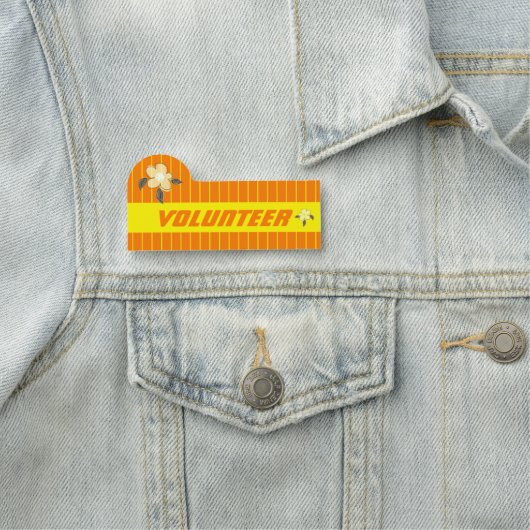 Porte-nom Bright Orange Easy Read Volunteer (En situation)