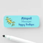 Porte-nom Caricature amusante de dragon de mer feuillu (En situation)