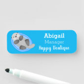 Porte-nom Caricature bleu loutre de mer joyeux (En situation)