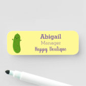 Porte-nom Caricature de cornichon joyeux (En situation)