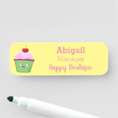 Porte-nom Caricature de cupcake joyeux (En situation)