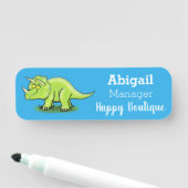 Porte-nom Caricature de dinosaure de triceratops vert mignon (En situation)