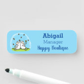 Porte-nom Caricature de moutons mignons amis et papillons (En situation)