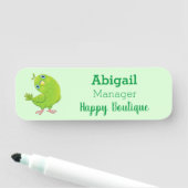 Porte-nom Caricature de perruche verte curieuse (En situation)