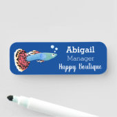 Porte-nom Caricature de poisson tropical guppy très chic (En situation)