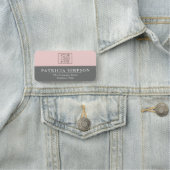 Porte-nom Charbon de bois rose gris professionnel moderne (En situation)