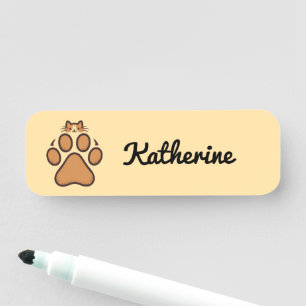 Porte-nom Chat mignon se cachant dans une empreinte de patte