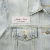 Porte-nom Chic Script Professionnel Rose (En situation)