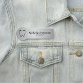 Porte-nom Clinique dentaire dentaire moderne en argent métal (En situation)