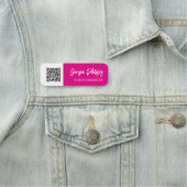 Porte-nom Code QR Fuchsia & Blanc Écriture Pinceau (En situation)
