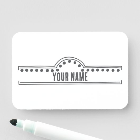 Porte-nom Custom Name Tag – Doodle Arch (En situation)