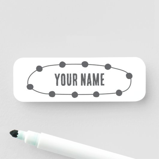 Porte-nom Custom Name Tag – Dotted Oval (En situation)