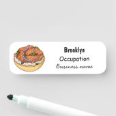 Porte-nom dessin animé de bagel saumon (En situation)