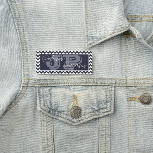 Porte-nom Élégant Chevron bleu foncé tendance : Monogramme (En situation)