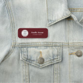 Porte-nom Élégant logo d'affaires rouge foncé professionnel (En situation)