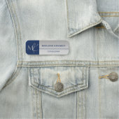 Porte-nom Élégant Monogramme Argent Marine Logo bleu employé (En situation)