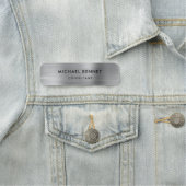 Porte-nom Élégant Silver Grey Metallic Professionnel (En situation)