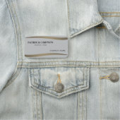 Porte-nom Élégants Rubans Tonés Golden Earth Sur Un Gris Arg (En situation)