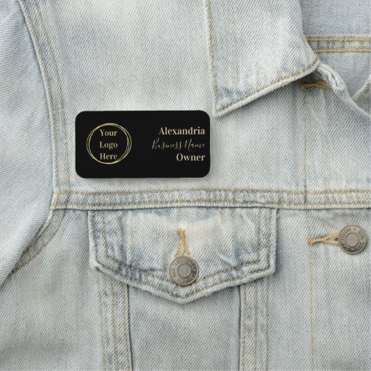 Porte-nom Employé d'or noir moderne (En situation)