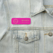 Porte-nom Employé Monogramme Hot Rose or (En situation)