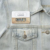 Porte-nom Employé Woodgrain Rustic Company Logo Bleu (En situation)