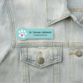 Porte-nom Empreinte de patte blanc avec coeur turquoise vété (En situation)