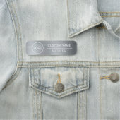 Porte-nom Épingle de sécurité en argent métallique ou person (En situation)