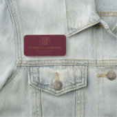 Porte-nom Faire une déclaration avec ce Bold Bordeaux et Or (En situation)