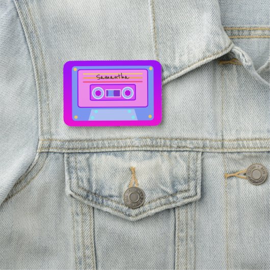 Porte-nom Fun Hot rose y2k 90s cassette Vaporwave Pin (En situation)