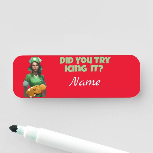 Porte-nom Funny Nurse Icing It Thunder_Cove (En situation)