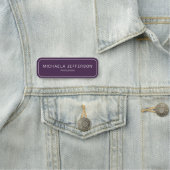 Porte-nom Gras Violet Foncé Blanc Moderne Professionnel (En situation)